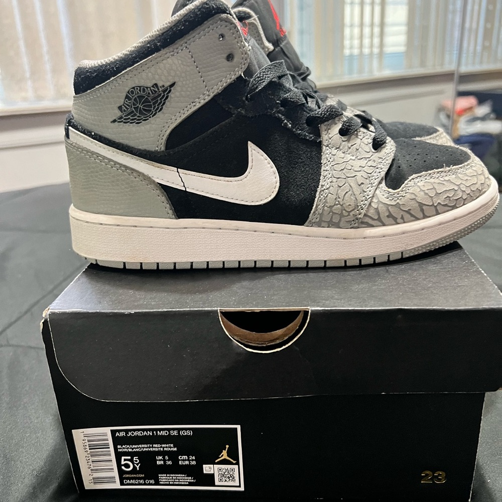 Big Kids Jordan AJ1 Mid size 5.5. Like new